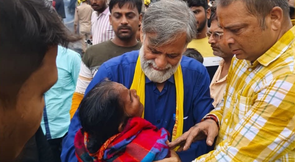 Darbhanga Cylinder Blast Victims Receive Support from Jan Suraj Candidate Rakesh Mishra, Who Calls for Humanity Over Politics